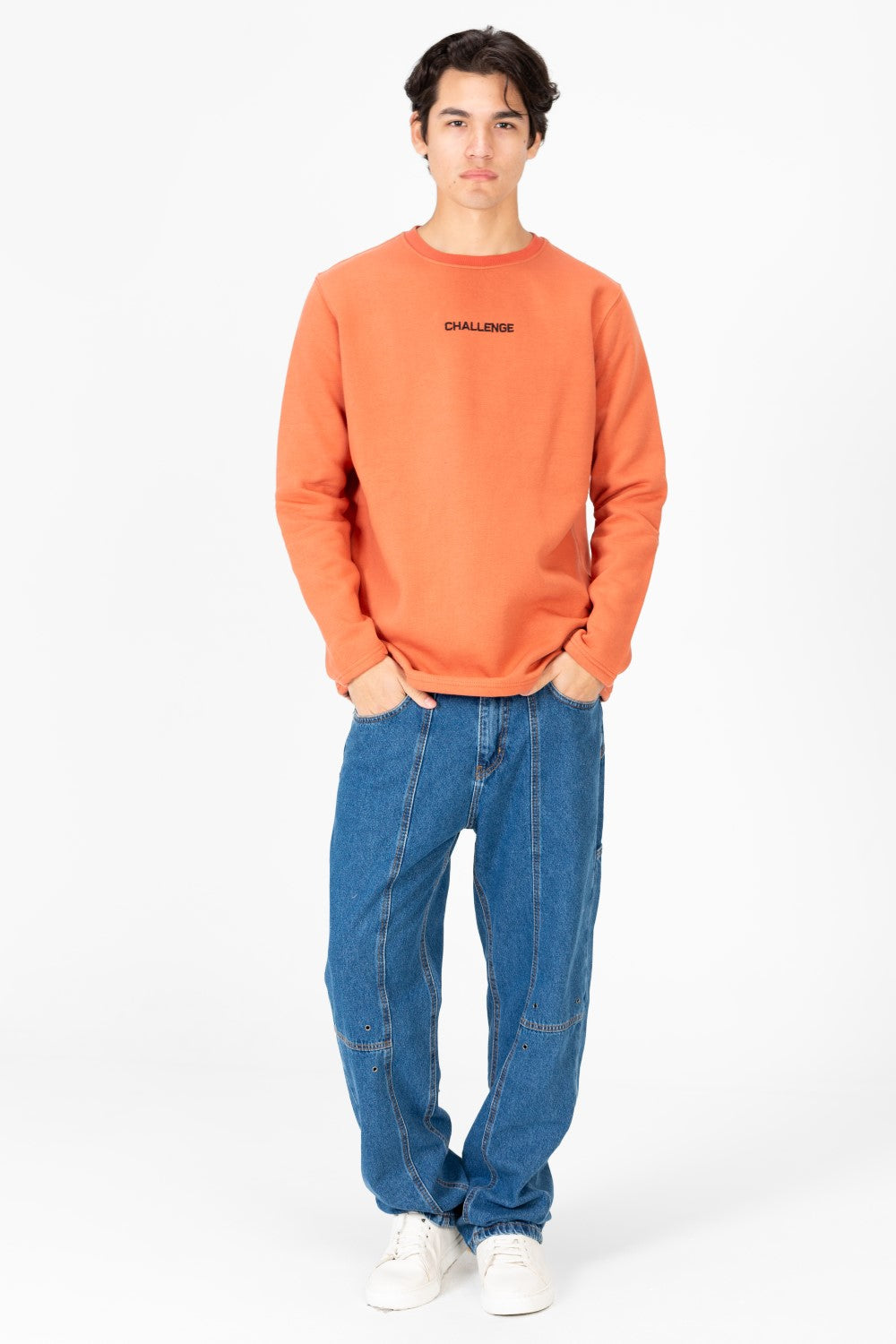 سويت شيرت رجالي بطبعة نصية ورقبة دائرية