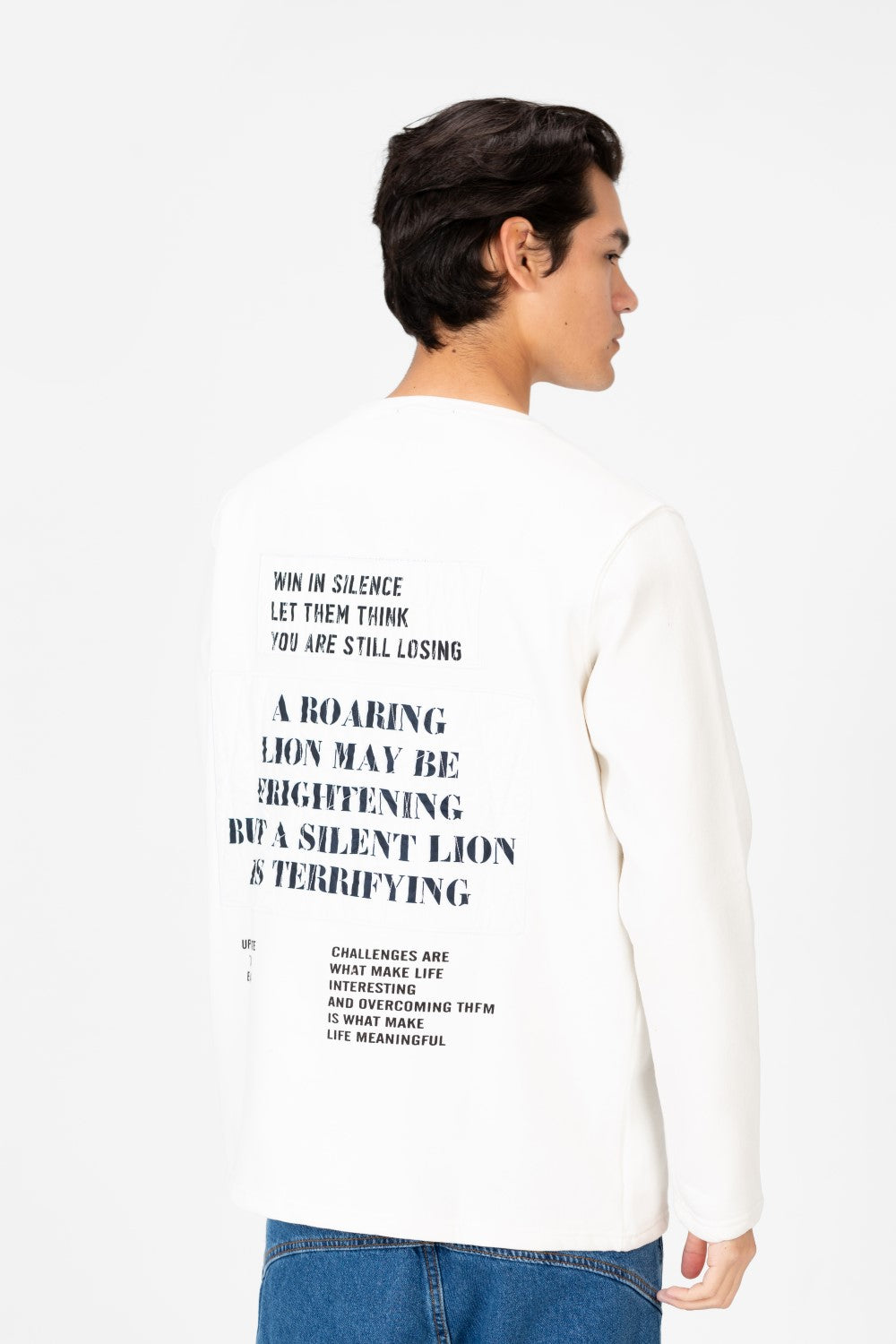 سويت شيرت رجالي بطبعة نصية ورقبة دائرية