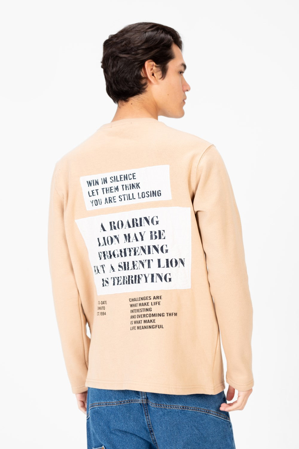 سويت شيرت رجالي بطبعة نصية ورقبة دائرية