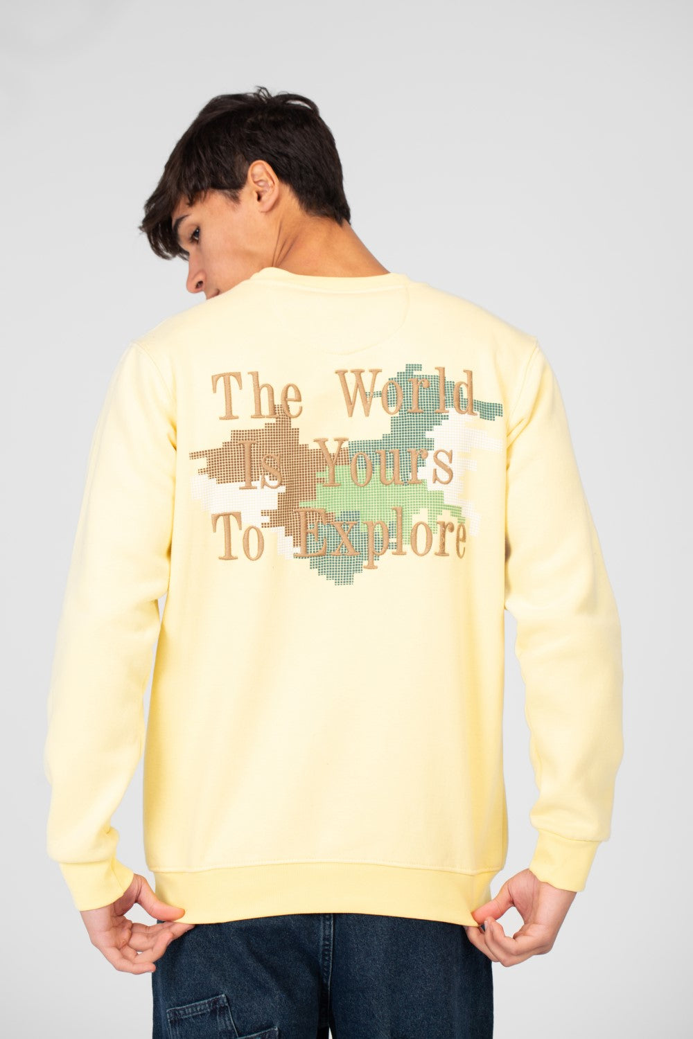 سويت شيرت رجالي بطبعة جرافيكية ورقبة دائرية