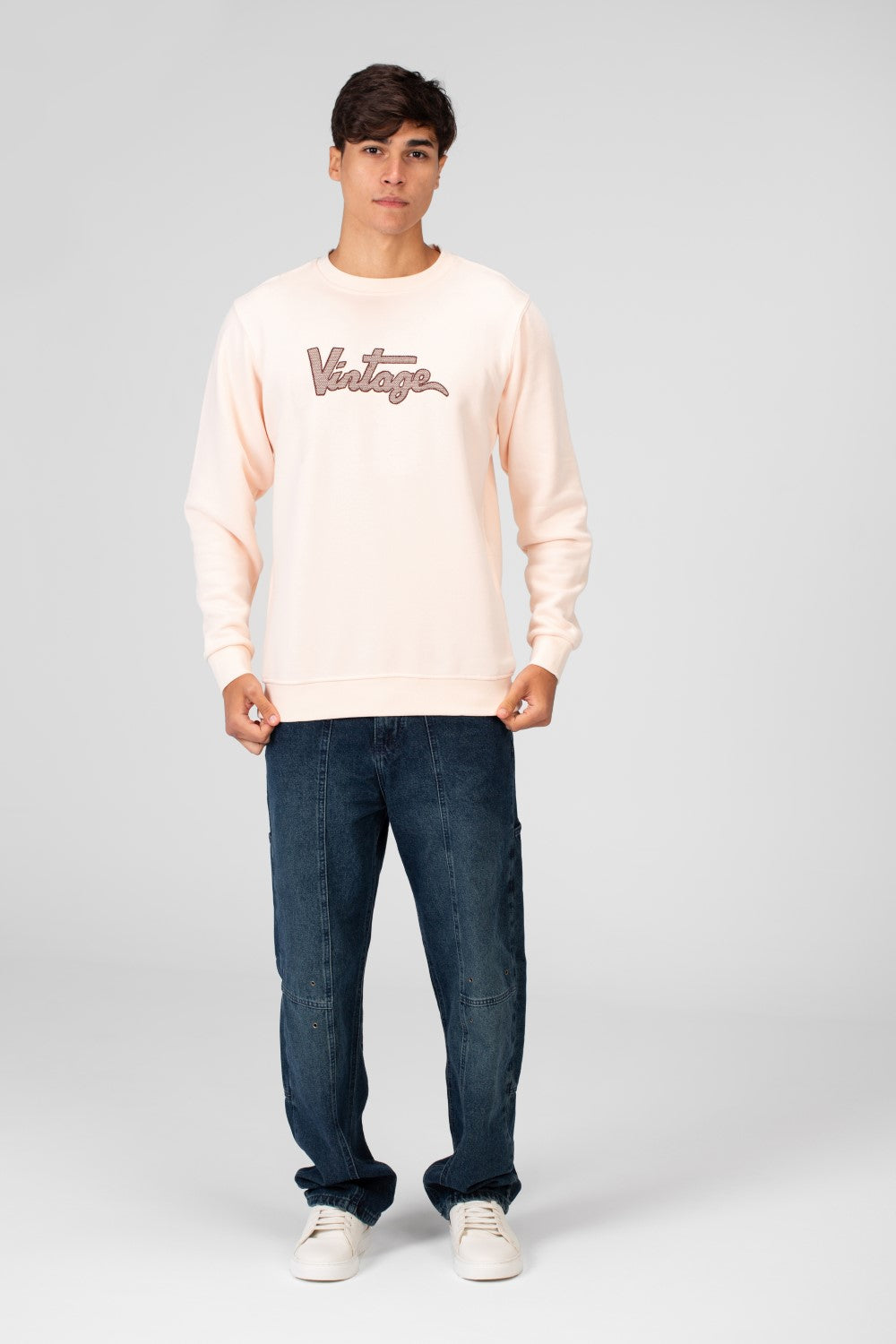 سويت شيرت رجالي برقبة دائرية وطبعة نص أمامية