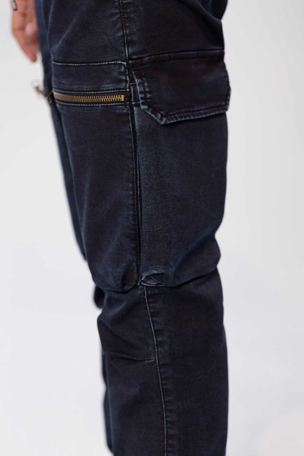 بنطلون جينز شيروال رجالي بقصّة Slim Fit مع جيوب أمامية بسحاب