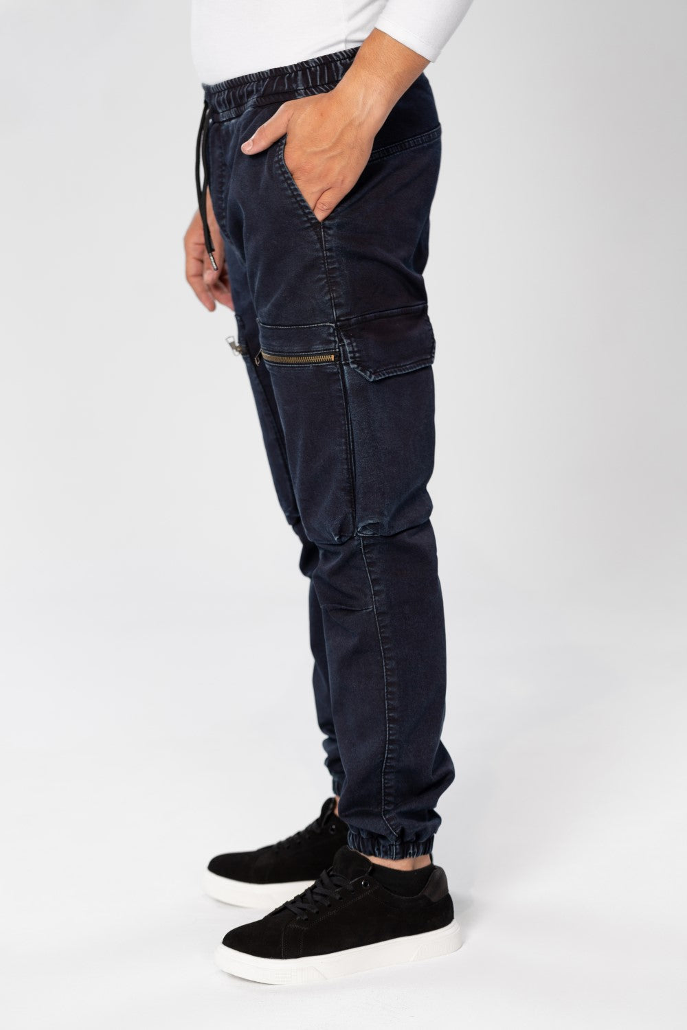 بنطلون جينز شيروال رجالي بقصّة Slim Fit مع جيوب أمامية بسحاب