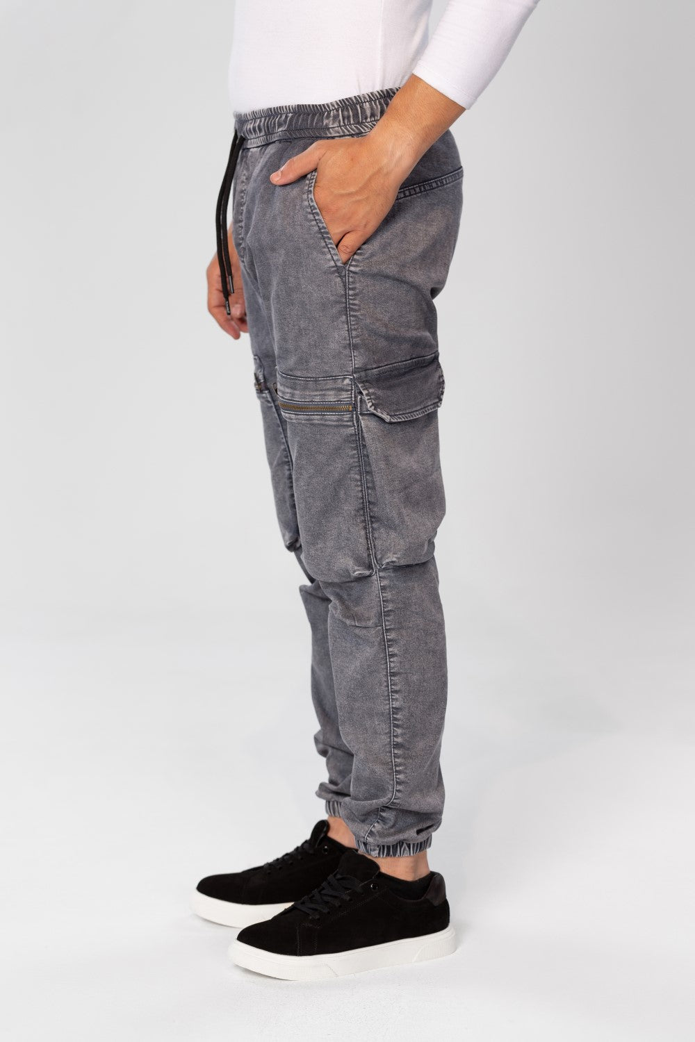 بنطلون جينز شيروال رجالي بقصّة Slim Fit مع جيوب أمامية بسحاب