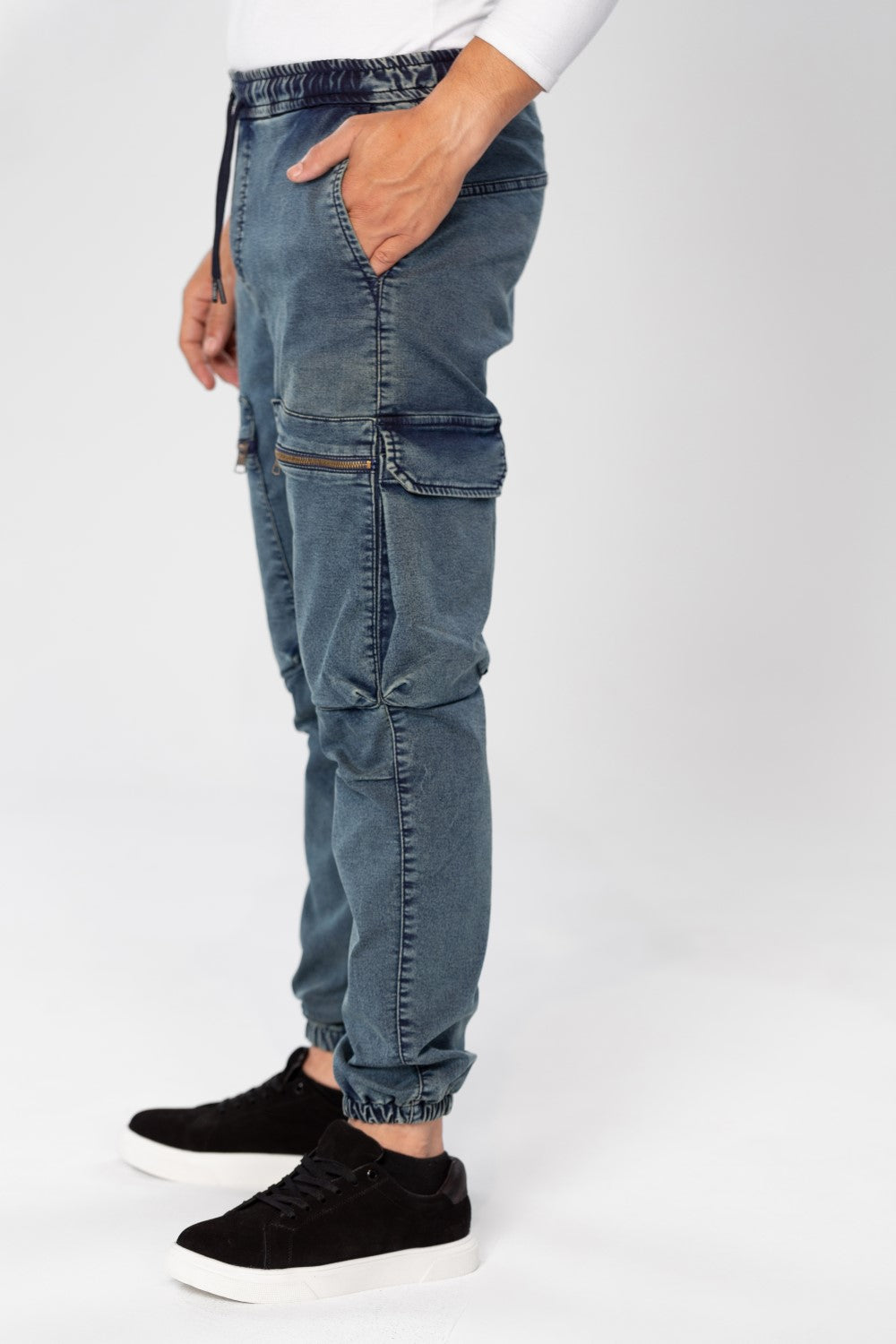 بنطلون جينز شيروال رجالي بقصّة Slim Fit مع جيوب أمامية بسحاب