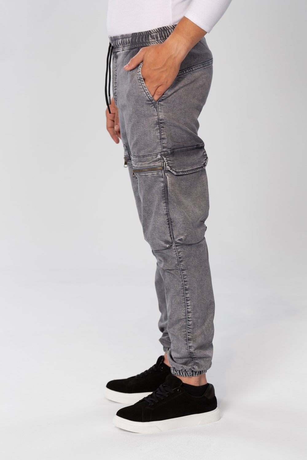 بنطلون جينز شيروال رجالي بقصّة Slim Fit مع جيوب أمامية بسحاب