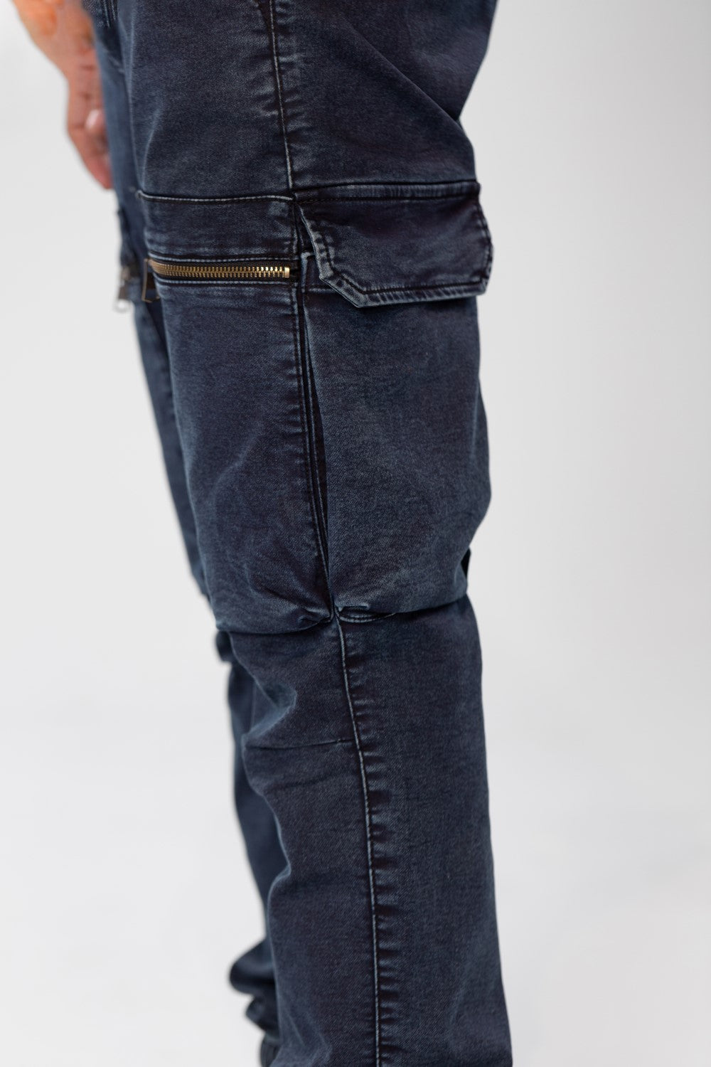 بنطلون جينز شيروال رجالي بقصّة Slim Fit مع جيوب أمامية بسحاب