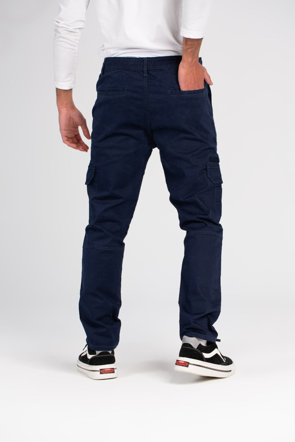 بنطلون رجالي كارغو أساسي مصنوع من قماش الجبردين الناعم