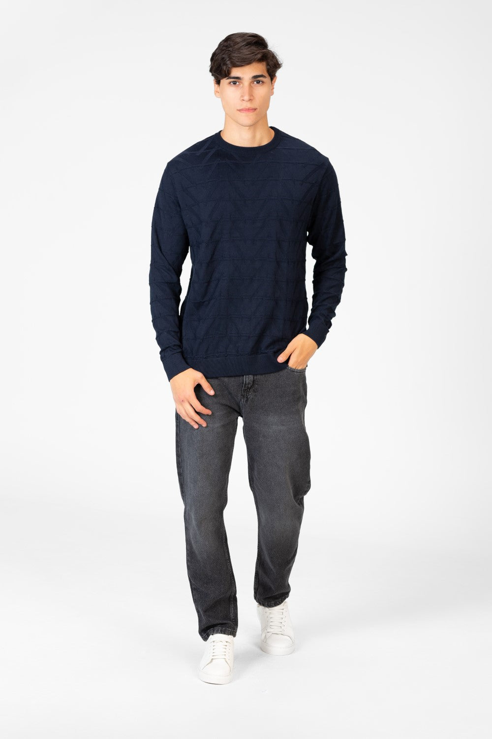 Men's Round Neck Pullover With Long Sleeves