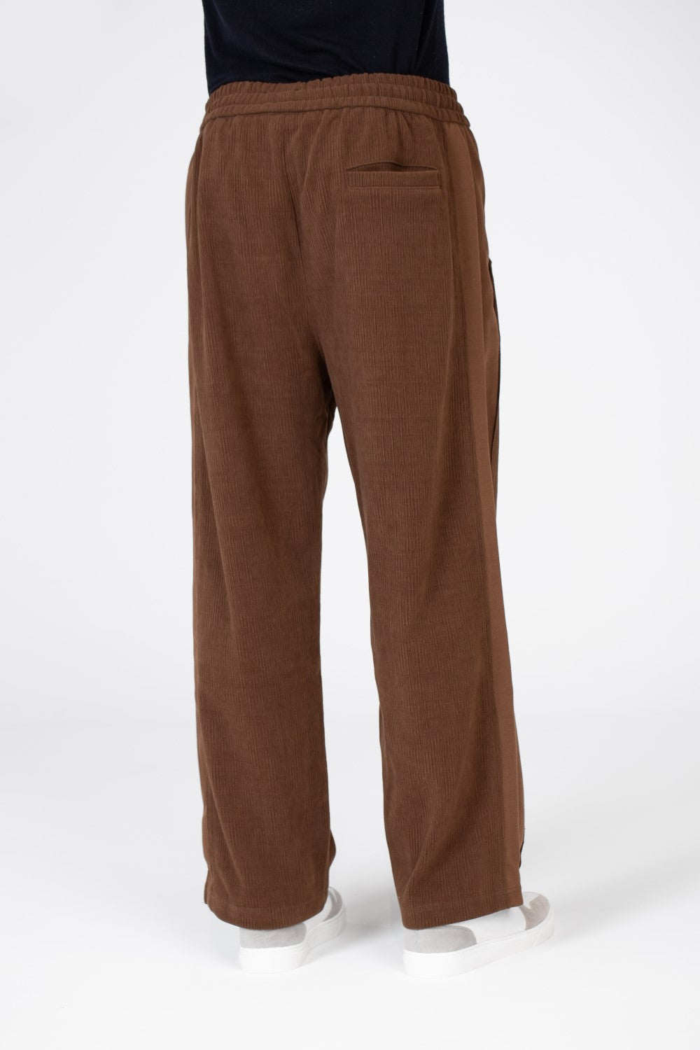 بنطال رياضي رجالي مخملي بحزام خصر مطاطي وقصة عصرية وجيب خلفي