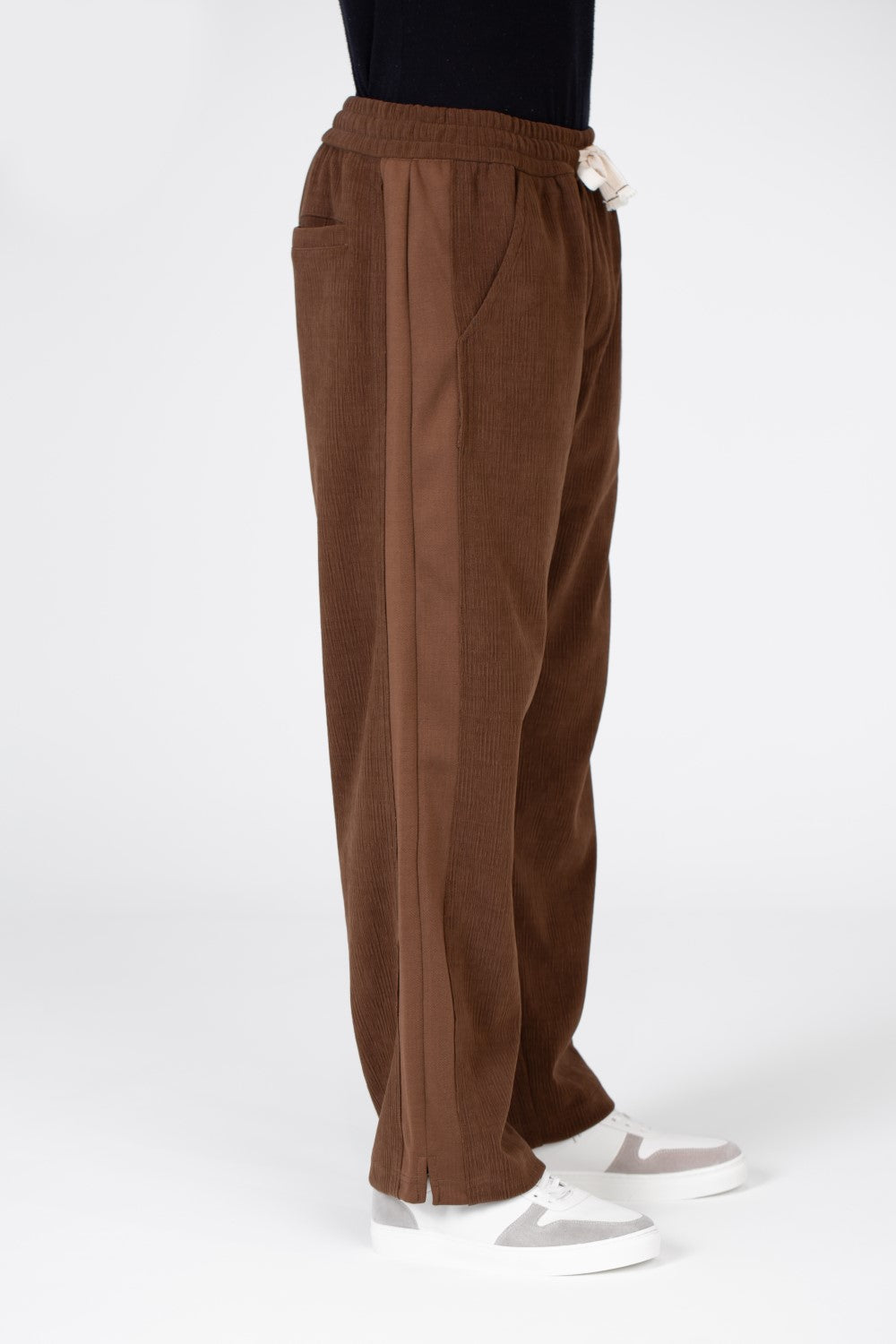 بنطال رياضي رجالي مخملي بحزام خصر مطاطي وقصة عصرية وجيب خلفي