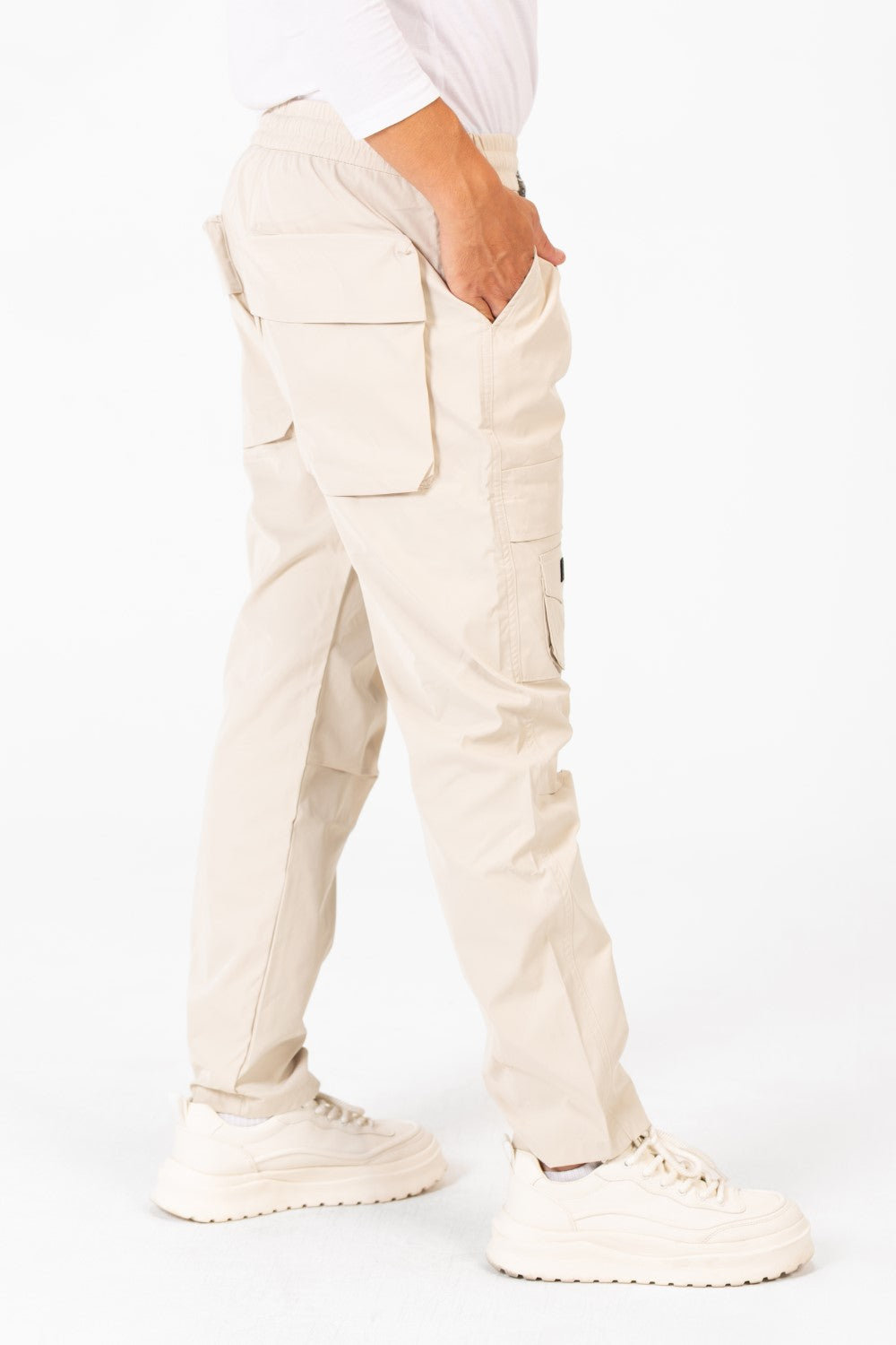Men's Oversized Sweatpants With A Drawstring At The Middle And Modern Pockets