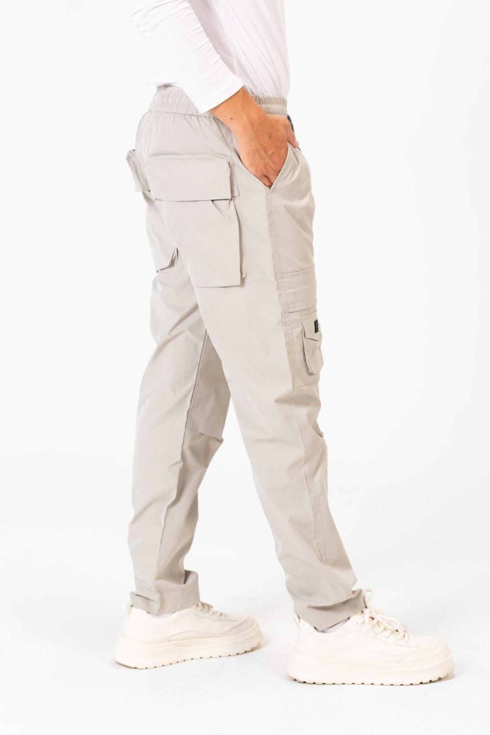 Men's Oversized Sweatpants With A Drawstring At The Middle And Modern Pockets