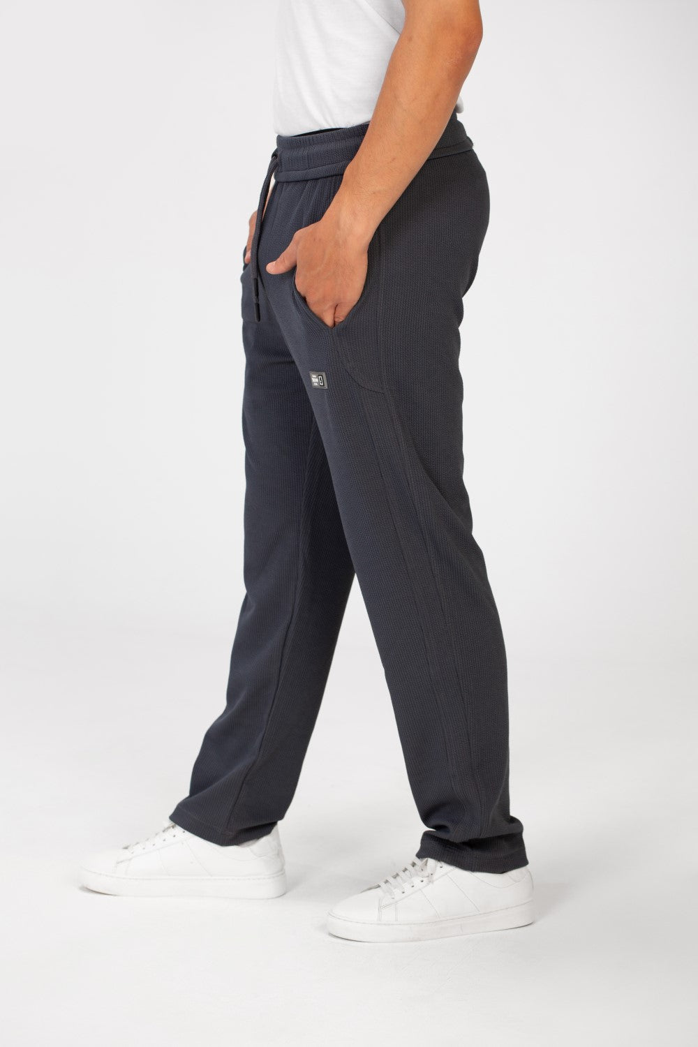 بنطال رياضي رجالي واسع الساق من Tomato مع حزام خصر مطاطي وثلاثة جيوب