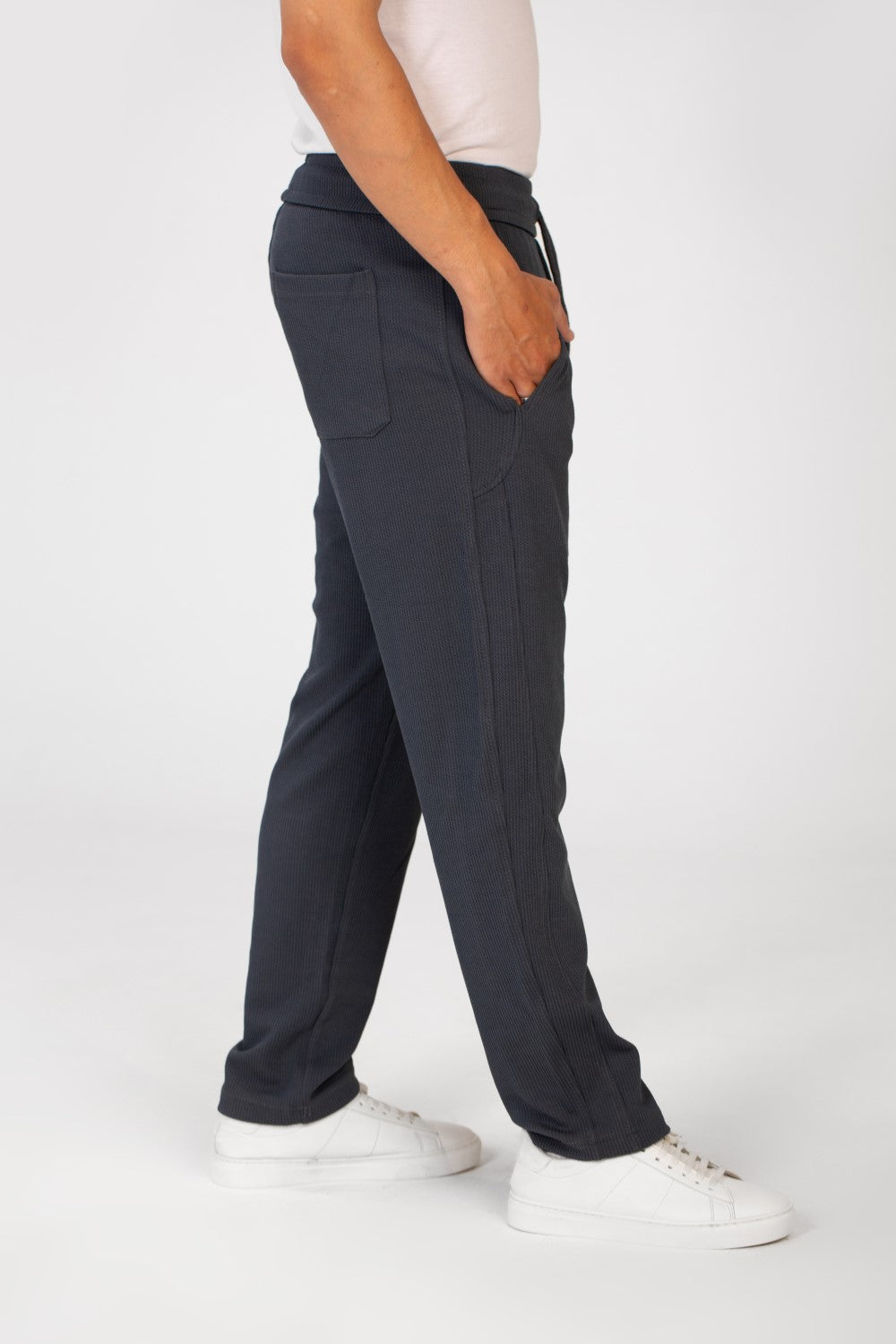 بنطال رياضي رجالي واسع الساق من Tomato مع حزام خصر مطاطي وثلاثة جيوب