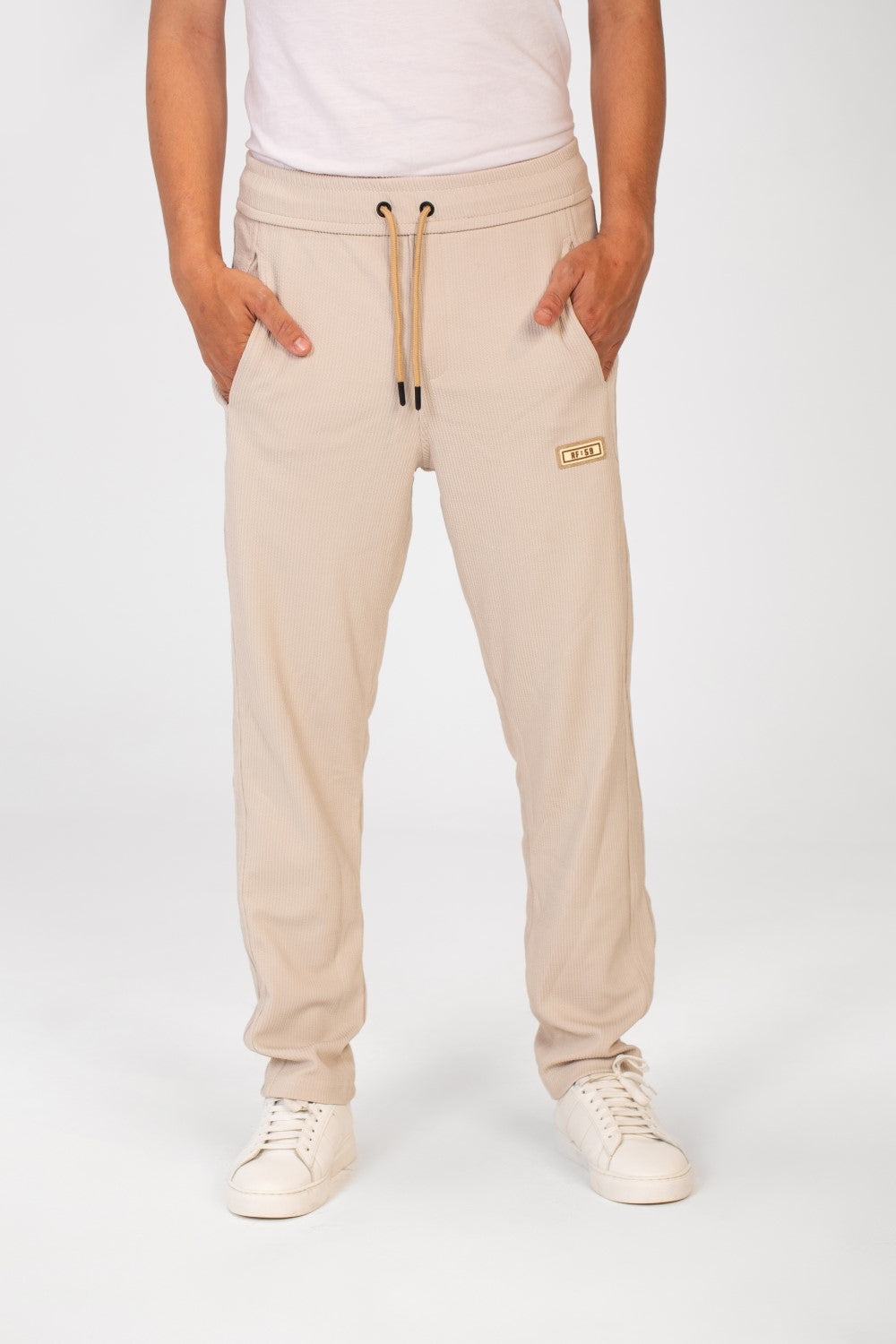 بنطال رياضي رجالي واسع الساق من Tomato مع حزام خصر مطاطي وثلاثة جيوب