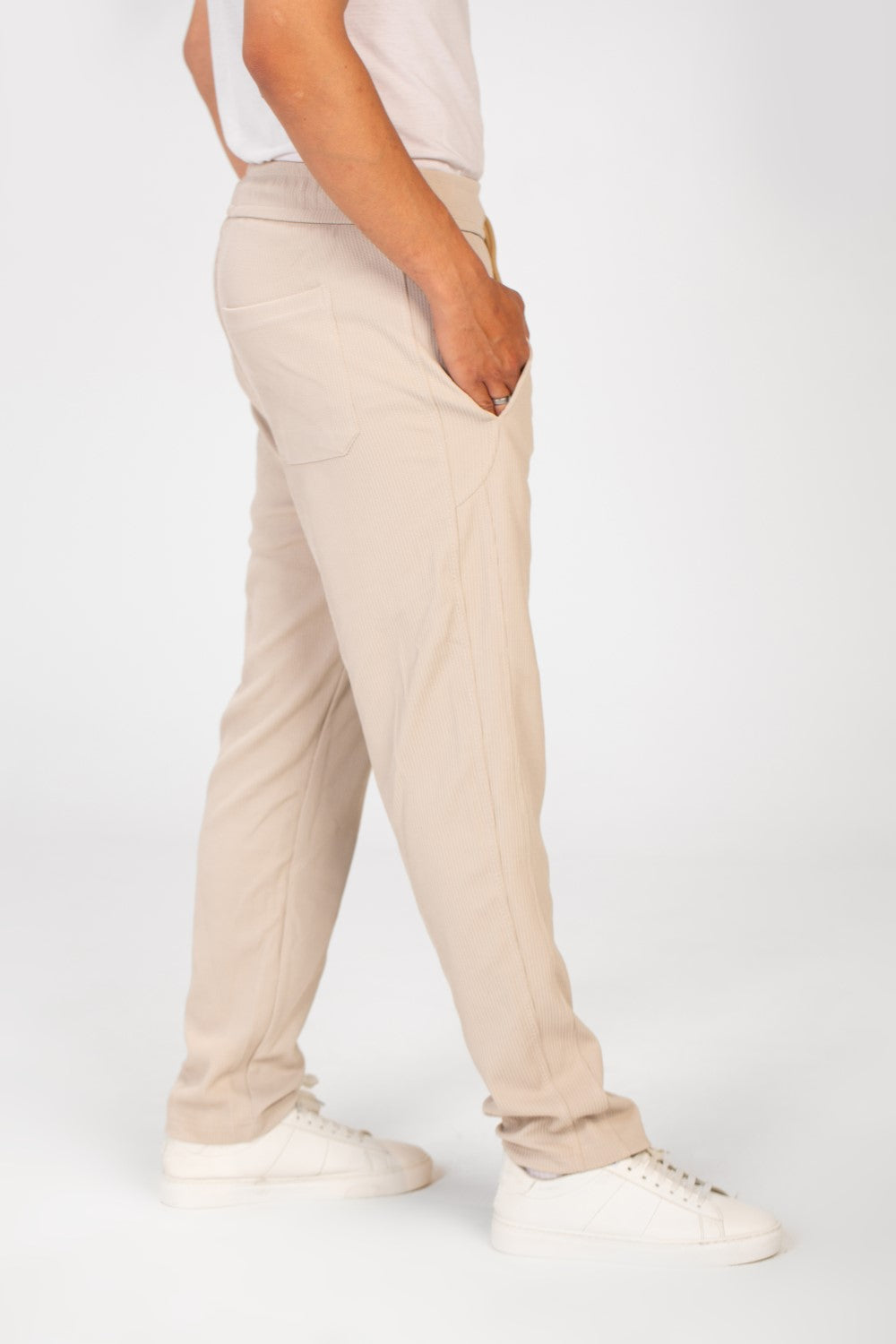 بنطال رياضي رجالي واسع الساق من Tomato مع حزام خصر مطاطي وثلاثة جيوب