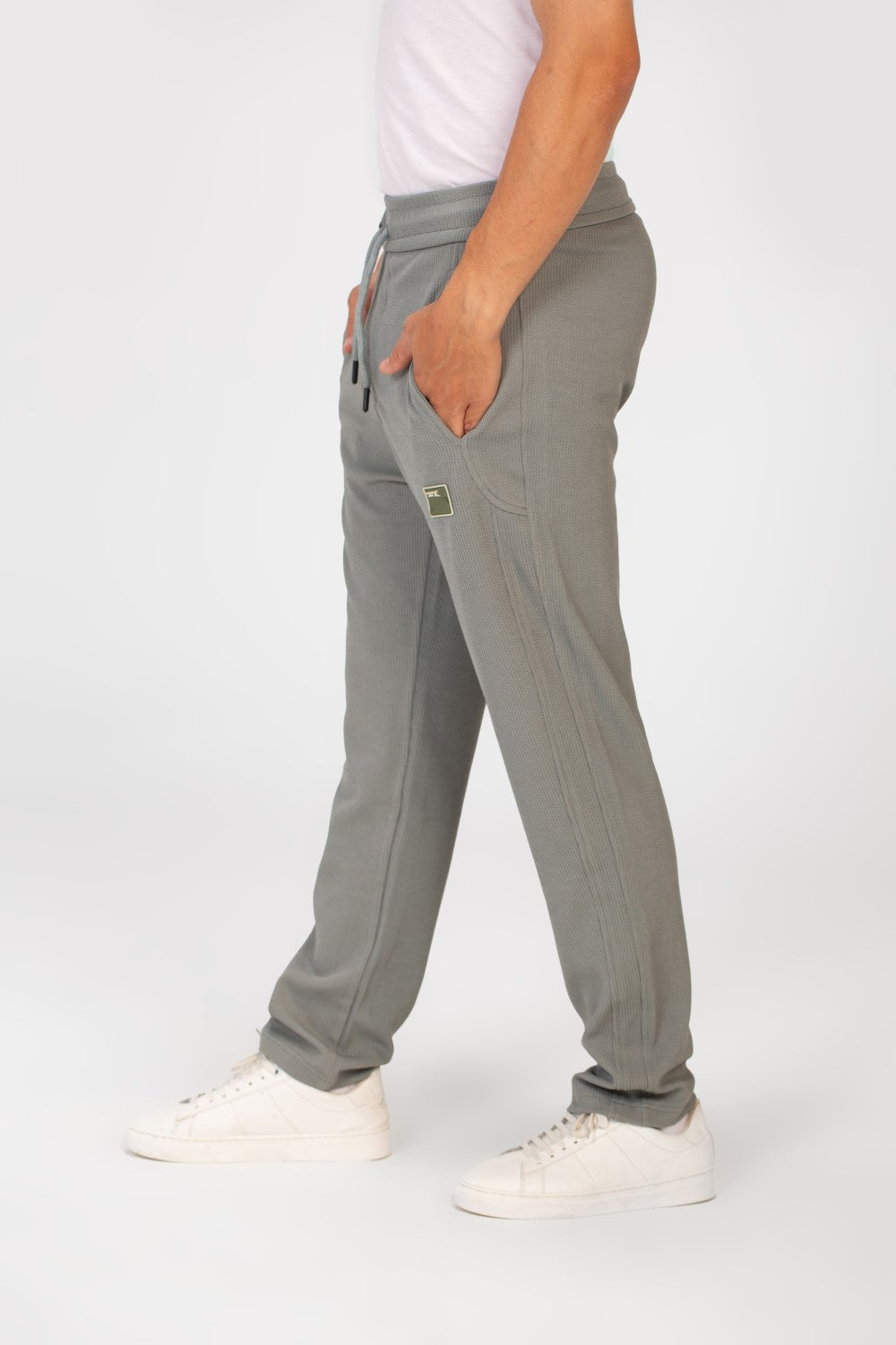 بنطال رياضي رجالي واسع الساق من Tomato مع حزام خصر مطاطي وثلاثة جيوب