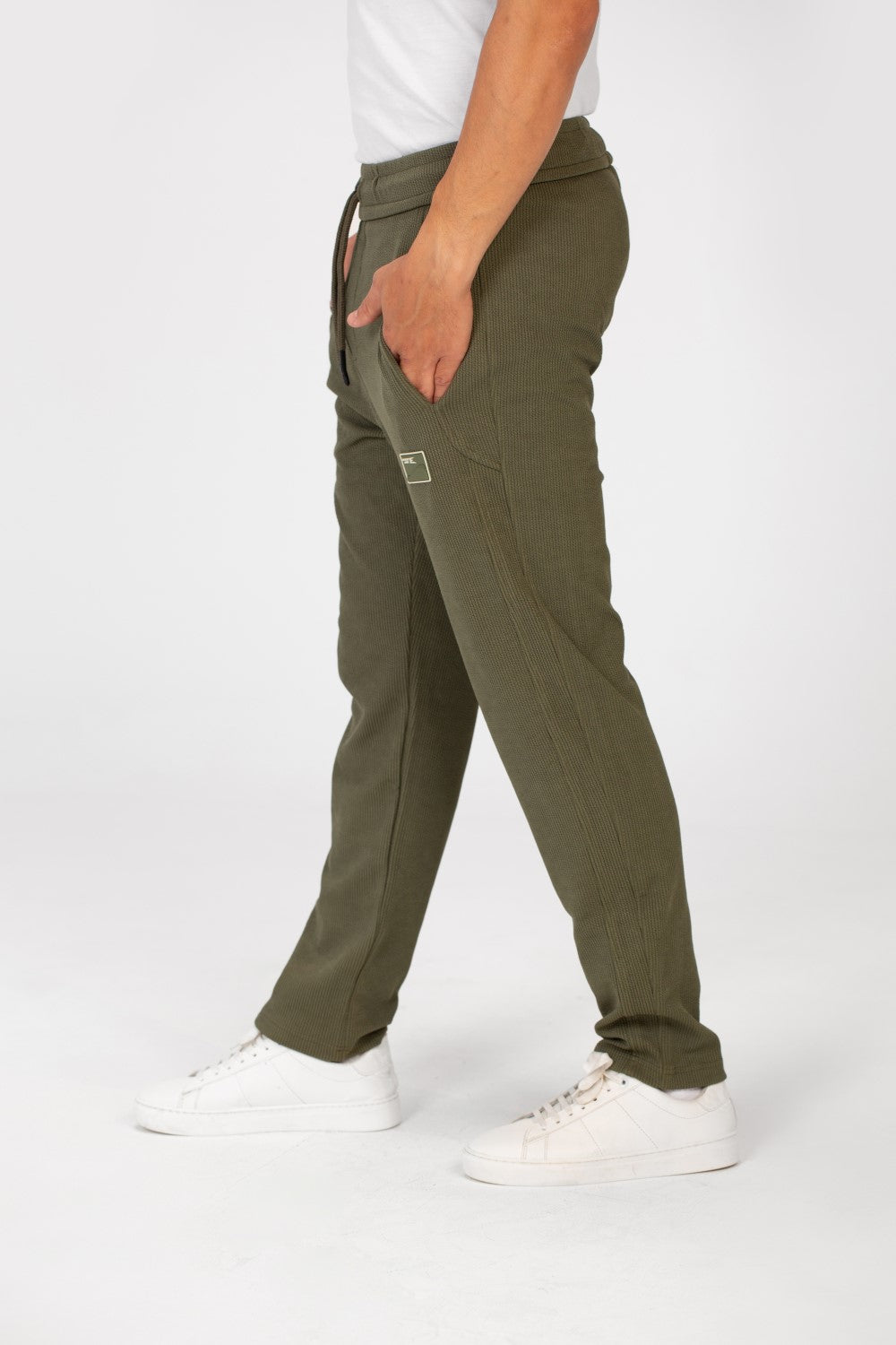 بنطال رياضي رجالي واسع الساق من Tomato مع حزام خصر مطاطي وثلاثة جيوب