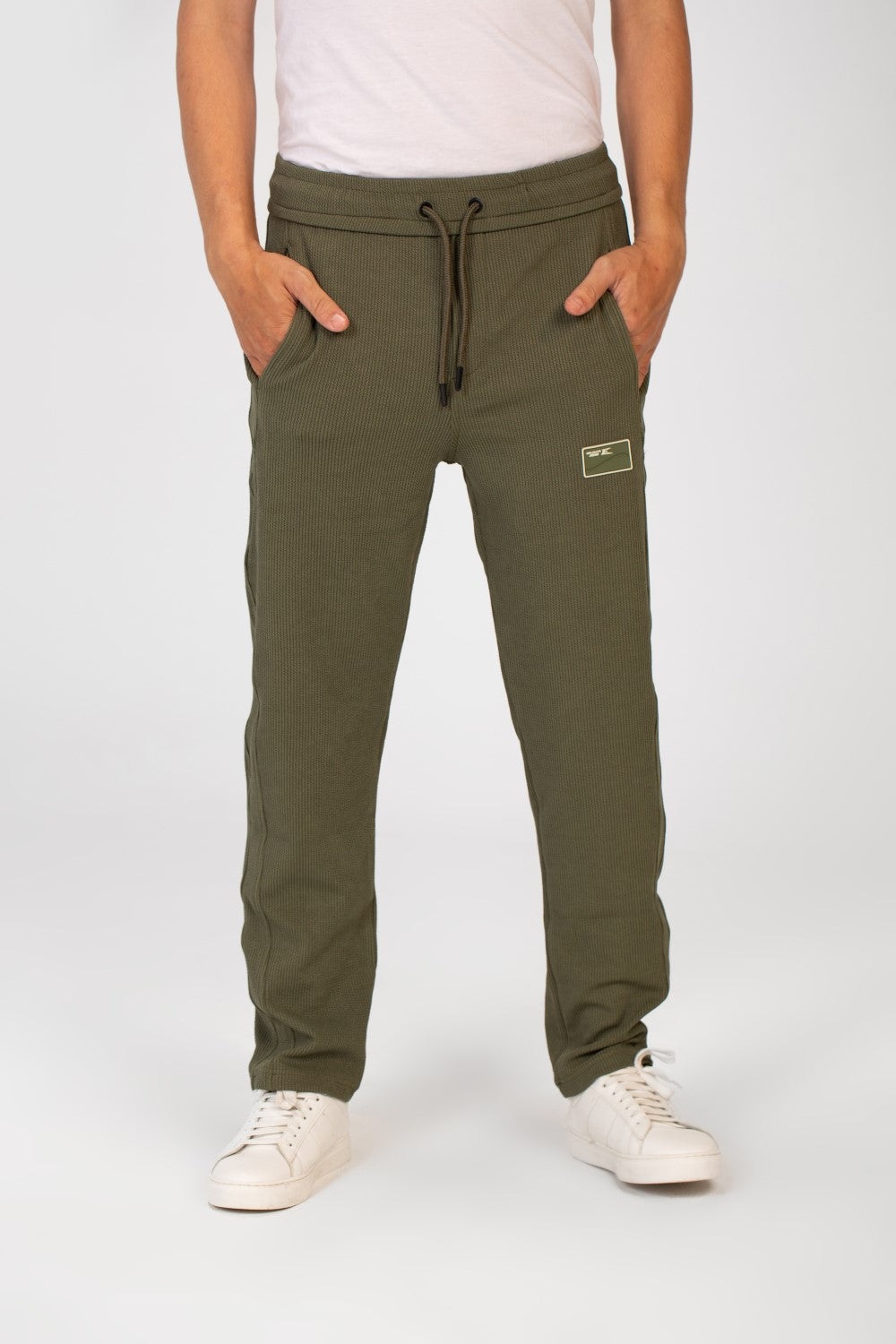 بنطال رياضي رجالي واسع الساق من Tomato مع حزام خصر مطاطي وثلاثة جيوب