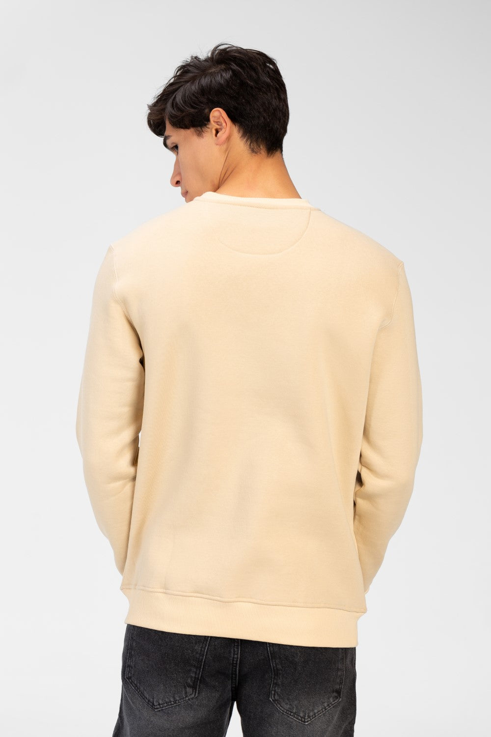 سويت شيرت رجالي برقبة دائرية مع طباعة تاج على الجهة الأمامية