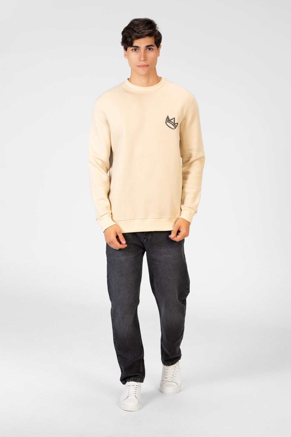 سويت شيرت رجالي برقبة دائرية مع طباعة تاج على الجهة الأمامية