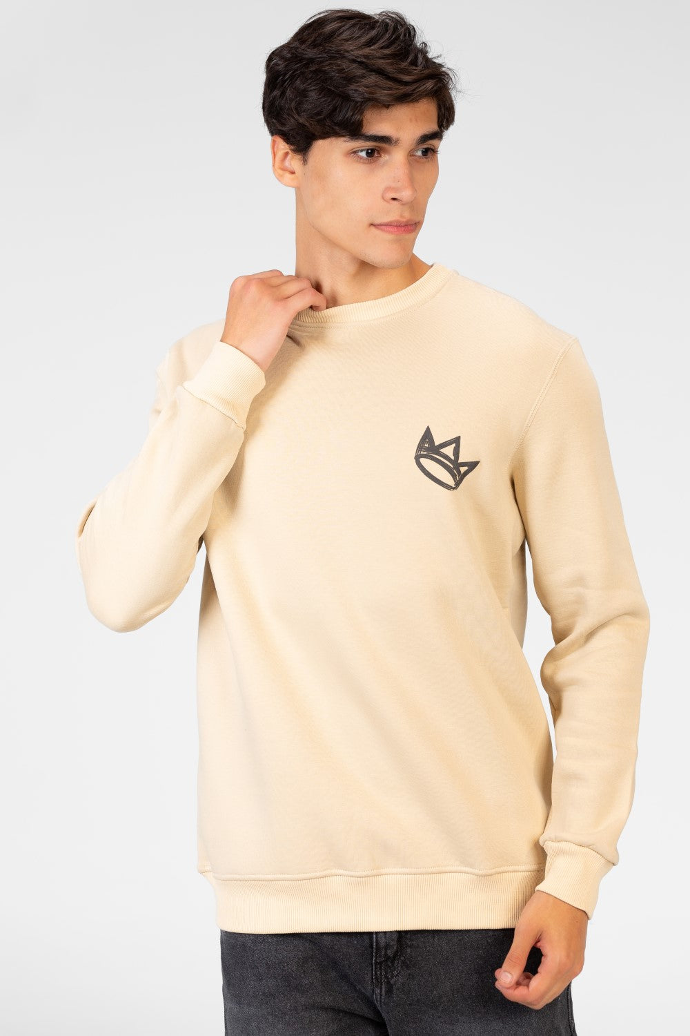 سويت شيرت رجالي برقبة دائرية مع طباعة تاج على الجهة الأمامية