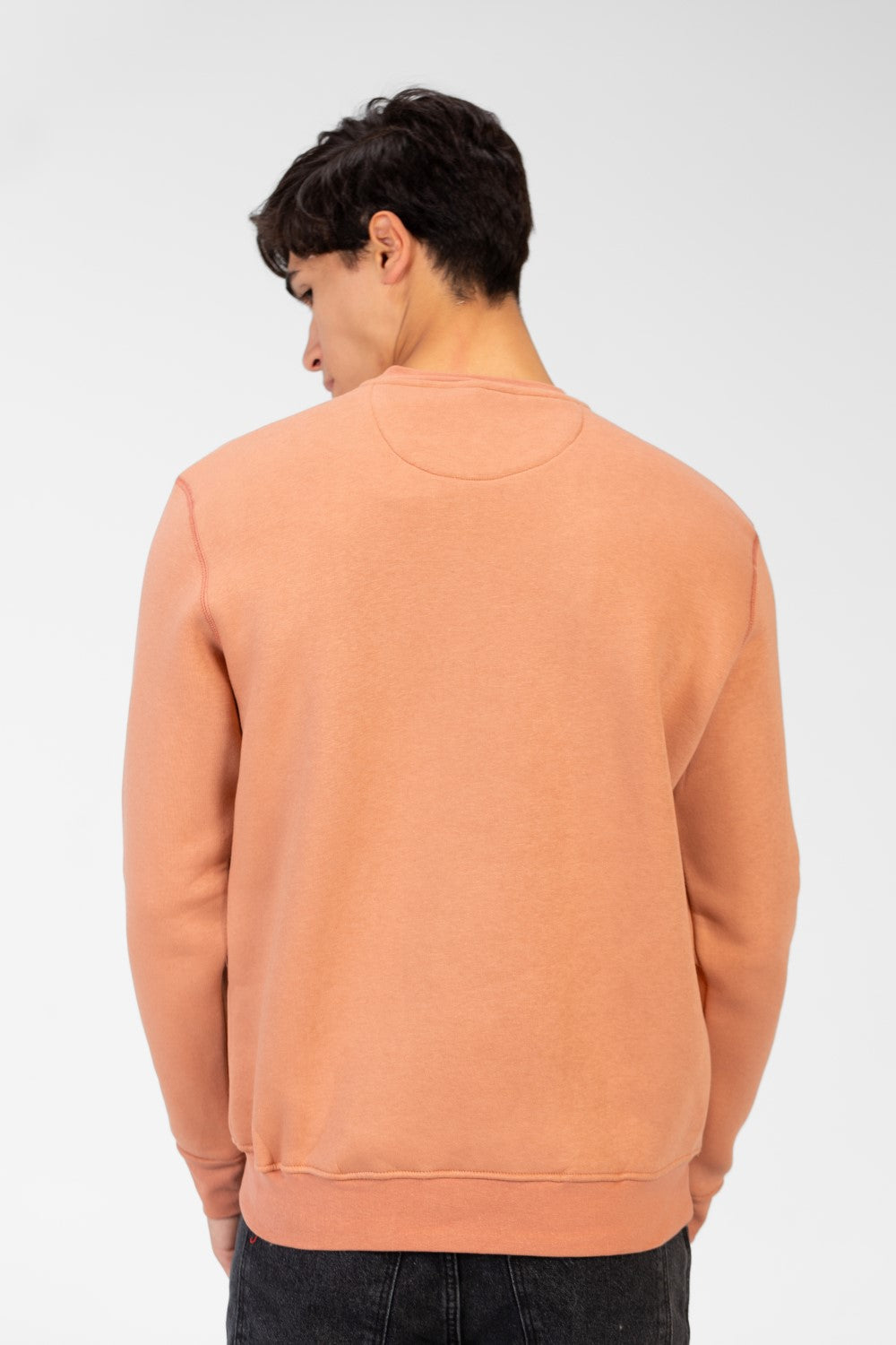 سويت شيرت رجالي برقبة دائرية مع طباعة تاج على الجهة الأمامية