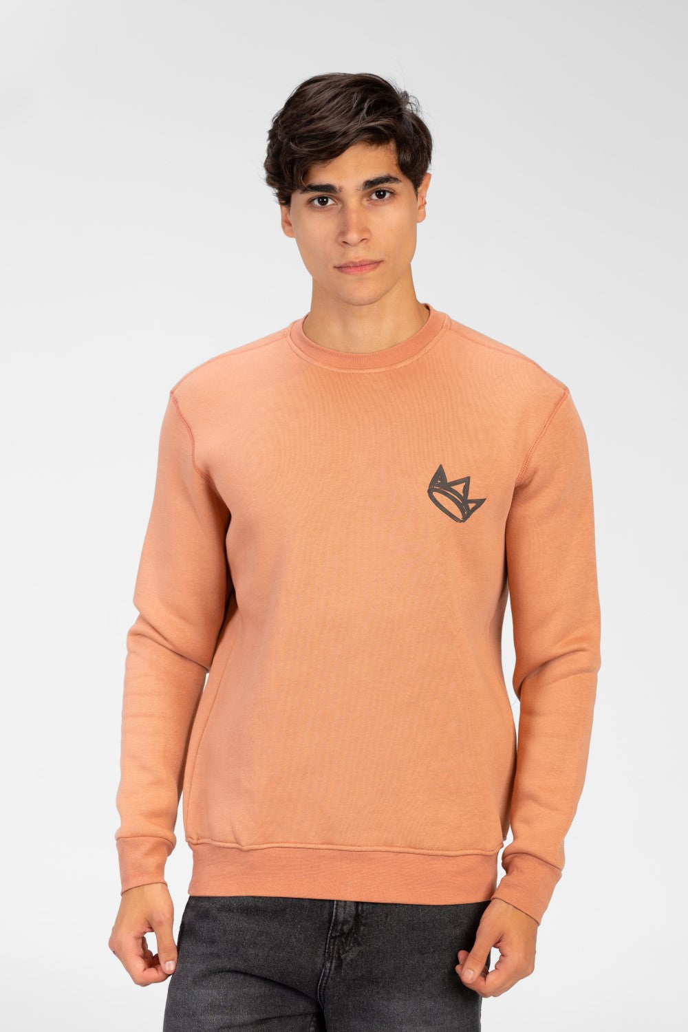 سويت شيرت رجالي برقبة دائرية مع طباعة تاج على الجهة الأمامية