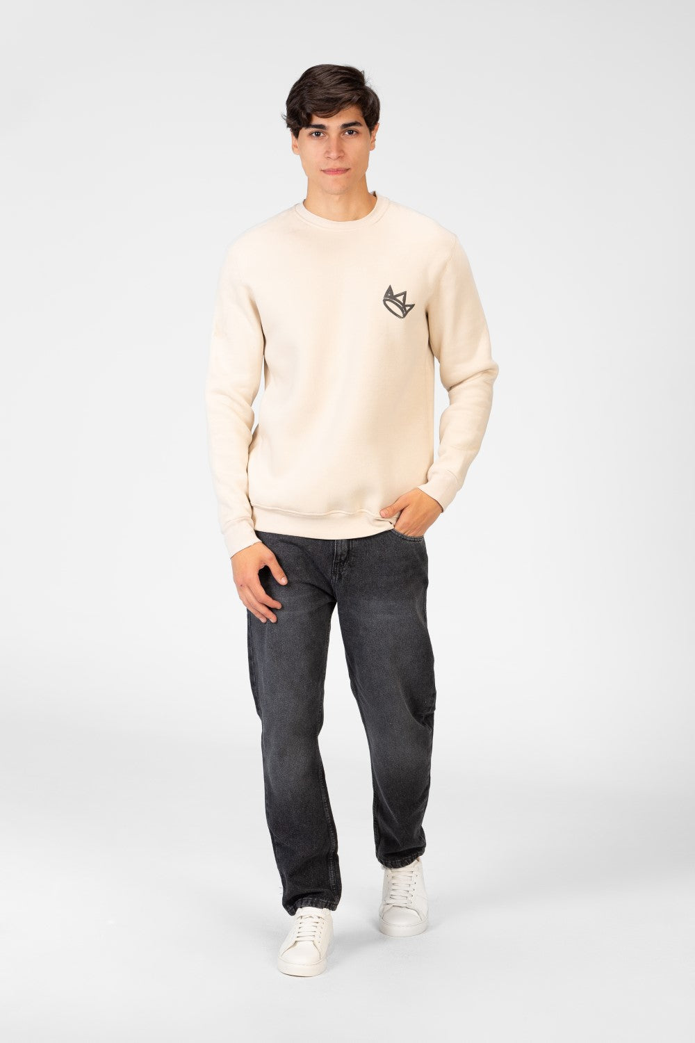 سويت شيرت رجالي برقبة دائرية مع طباعة تاج على الجهة الأمامية