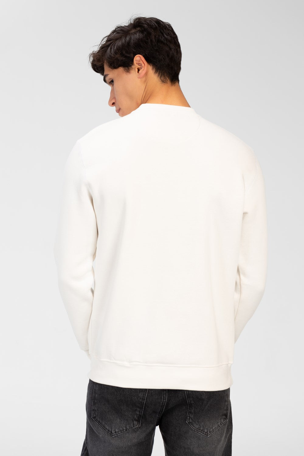 سويت شيرت رجالي برقبة دائرية مع طباعة تاج على الجهة الأمامية