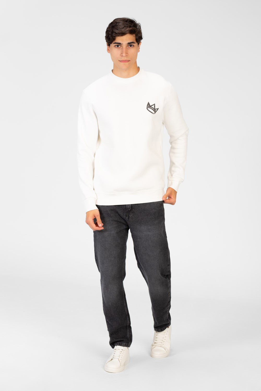 سويت شيرت رجالي برقبة دائرية مع طباعة تاج على الجهة الأمامية