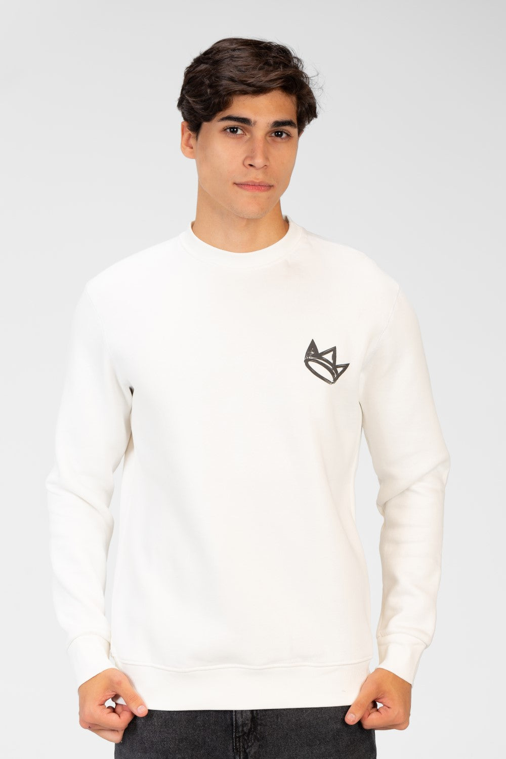 سويت شيرت رجالي برقبة دائرية مع طباعة تاج على الجهة الأمامية