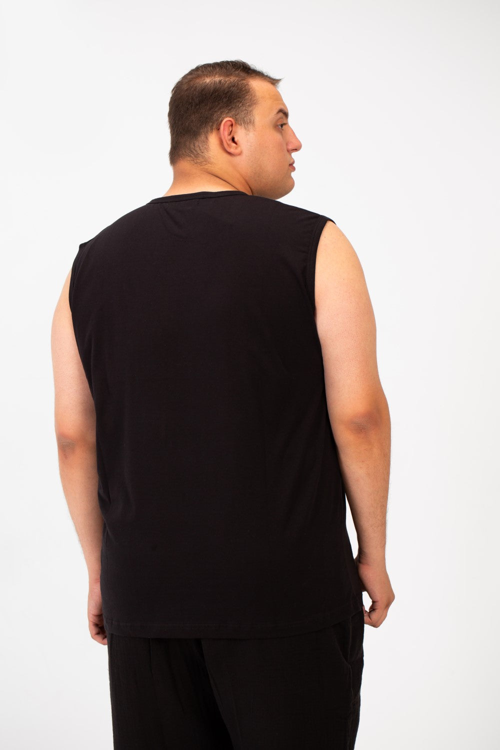 تي شيرت رجالي كبير الحجم بدون أكمام بطبعة أمامية ورقبة دائرية