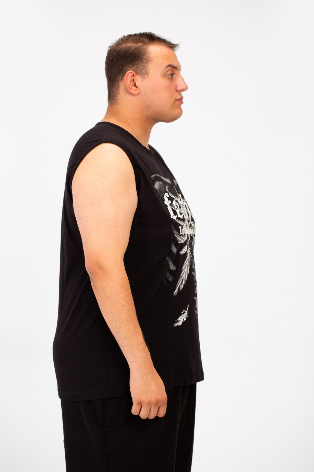 تي شيرت رجالي كبير الحجم بدون أكمام بطبعة أمامية ورقبة دائرية