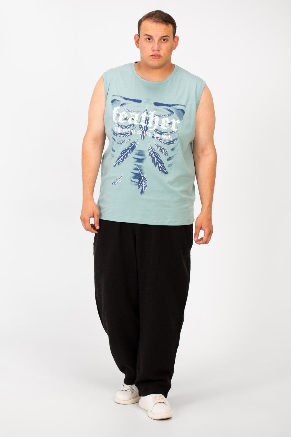 تي شيرت رجالي كبير الحجم بدون أكمام بطبعة أمامية ورقبة دائرية