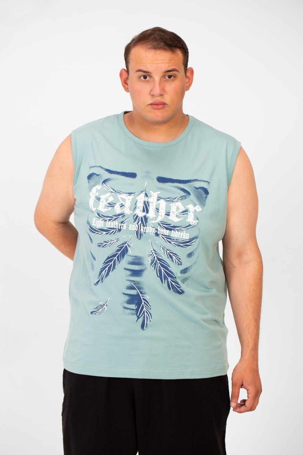 تي شيرت رجالي كبير الحجم بدون أكمام بطبعة أمامية ورقبة دائرية