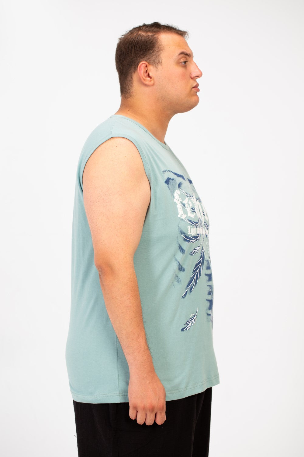 تي شيرت رجالي كبير الحجم بدون أكمام بطبعة أمامية ورقبة دائرية