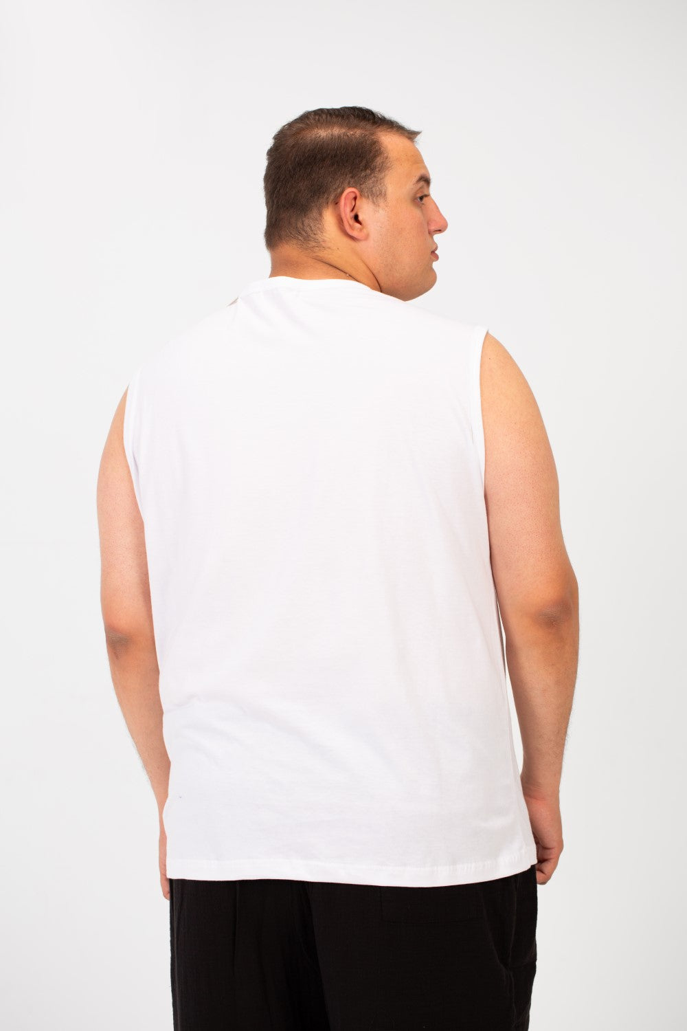 تي شيرت رجالي كبير الحجم بدون أكمام بطبعة أمامية ورقبة دائرية