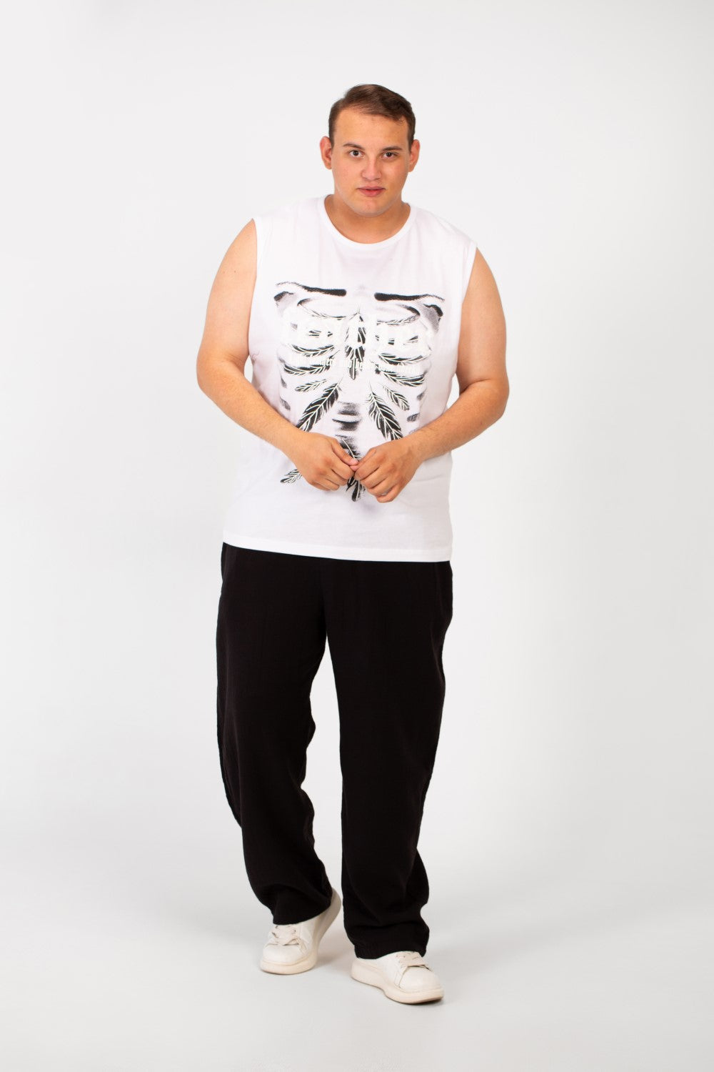 تي شيرت رجالي كبير الحجم بدون أكمام بطبعة أمامية ورقبة دائرية