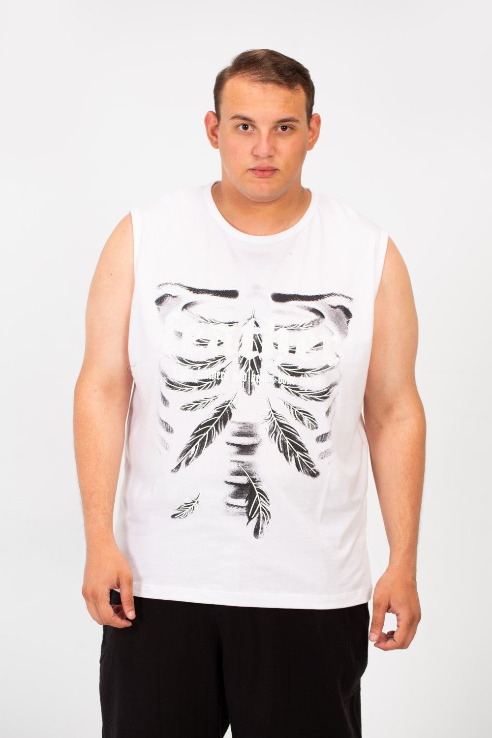 تي شيرت رجالي كبير الحجم بدون أكمام بطبعة أمامية ورقبة دائرية