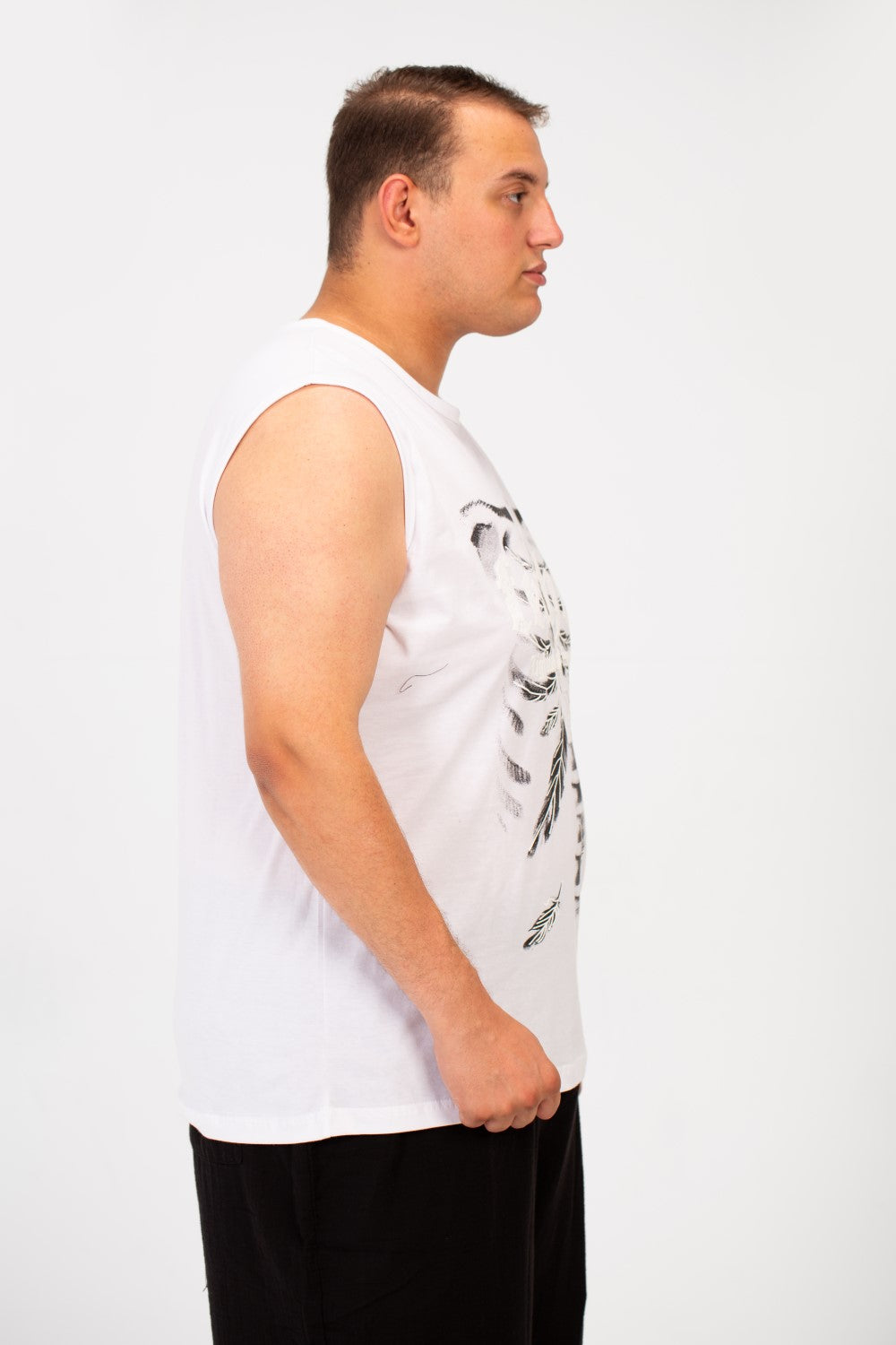 تي شيرت رجالي كبير الحجم بدون أكمام بطبعة أمامية ورقبة دائرية