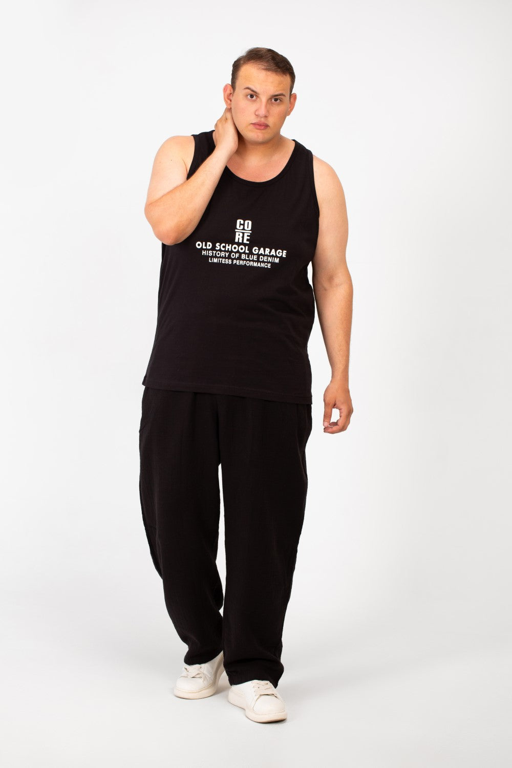 تي شيرت رجالي بمقاس كبير وياقة واسعة وطبعة نص أمامية