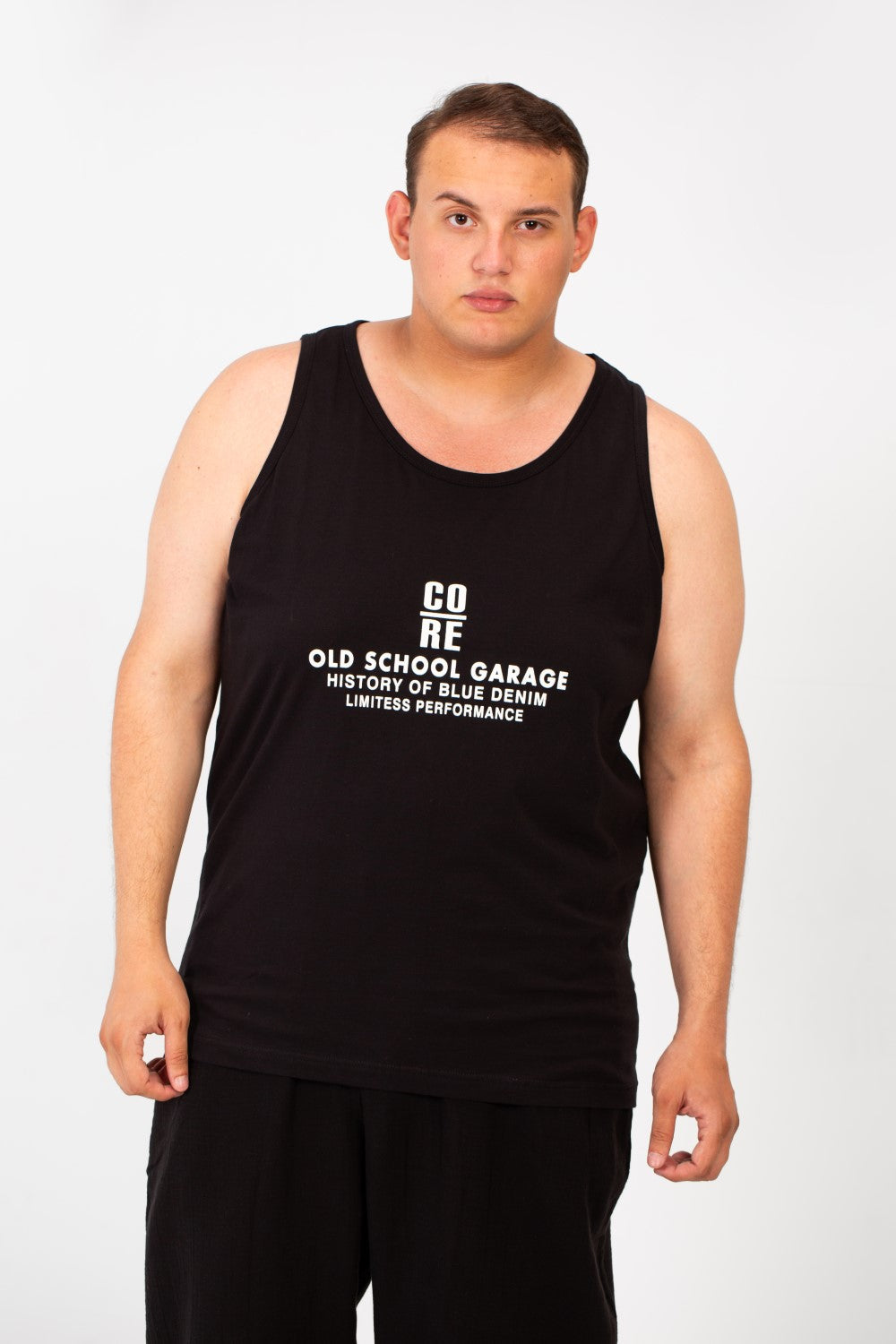 تي شيرت رجالي بمقاس كبير وياقة واسعة وطبعة نص أمامية