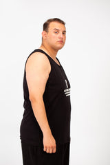 تي شيرت رجالي بمقاس كبير وياقة واسعة وطبعة نص أمامية