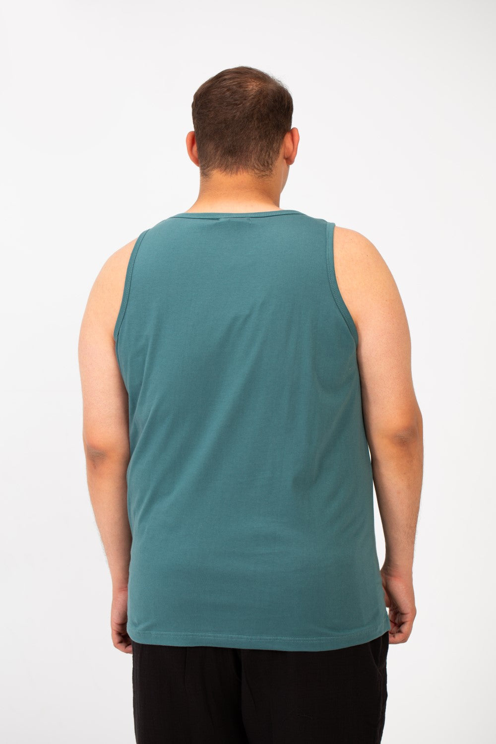 تي شيرت رجالي بمقاس كبير وياقة واسعة وطبعة نص أمامية