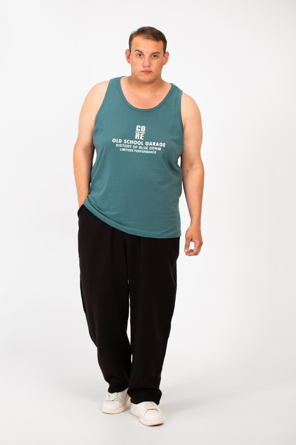 تي شيرت رجالي بمقاس كبير وياقة واسعة وطبعة نص أمامية