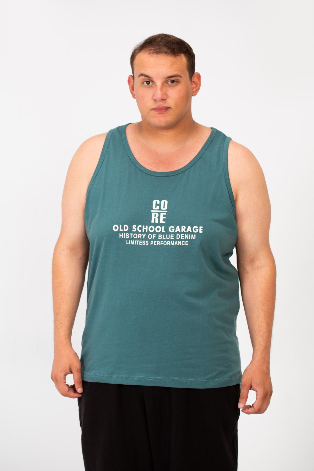 تي شيرت رجالي بمقاس كبير وياقة واسعة وطبعة نص أمامية