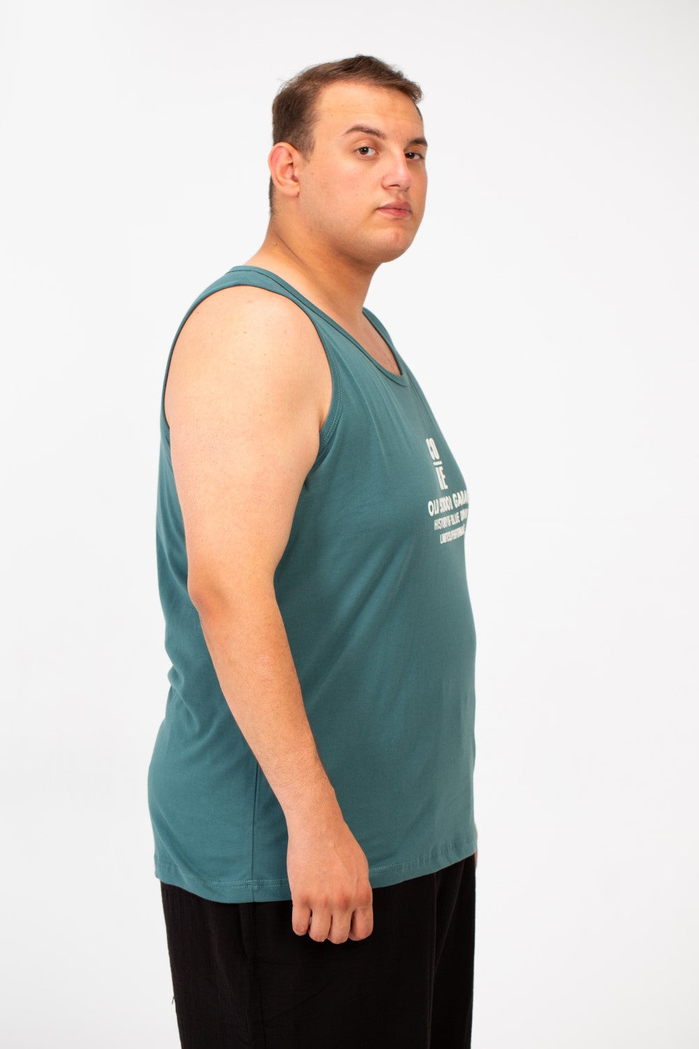 تي شيرت رجالي بمقاس كبير وياقة واسعة وطبعة نص أمامية