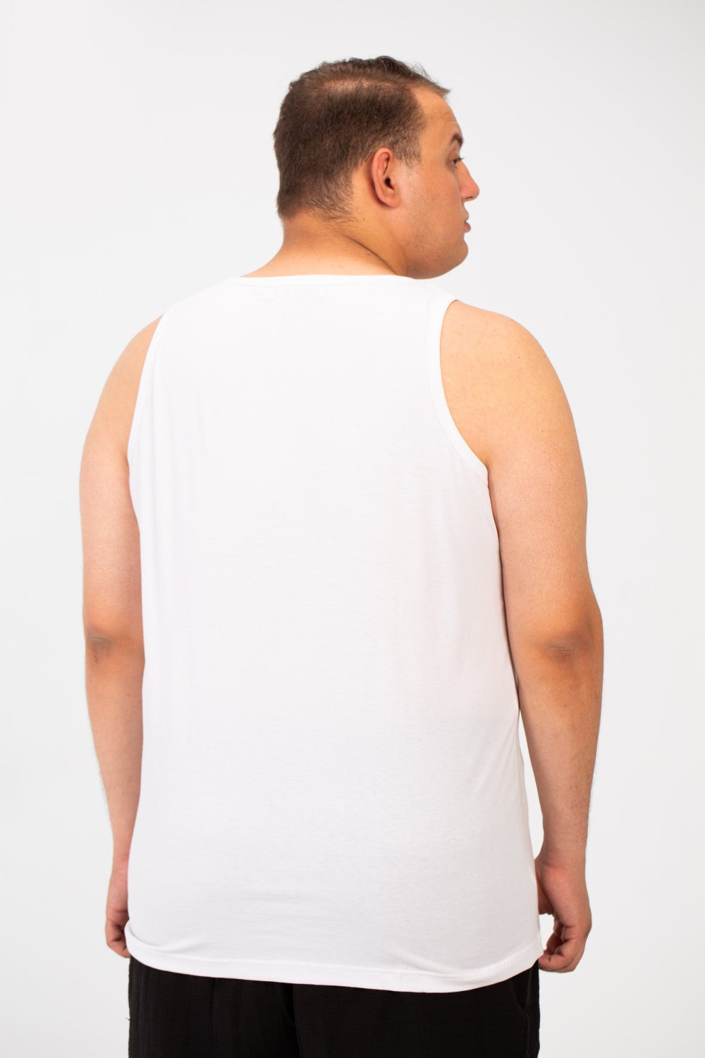 تي شيرت رجالي بمقاس كبير وياقة واسعة وطبعة نص أمامية